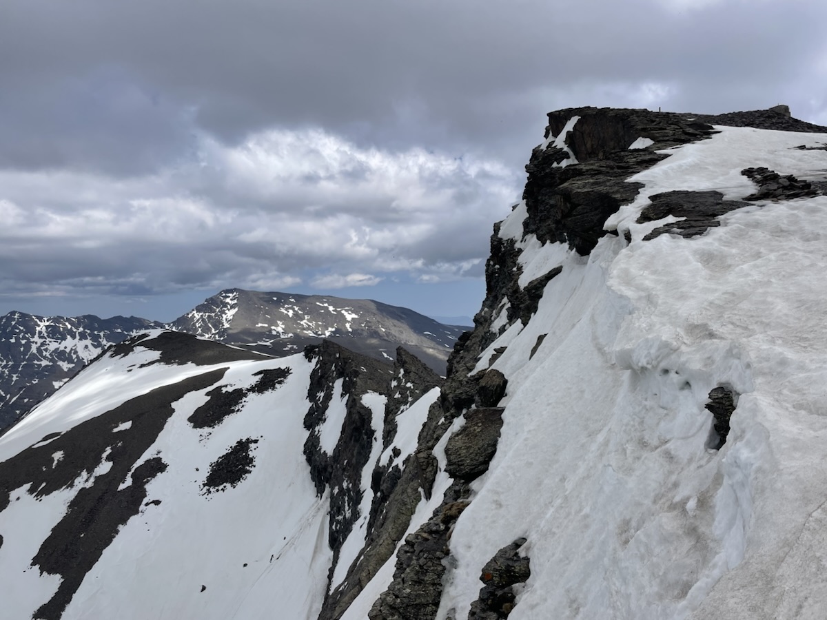 Primera vez coronando el Veleta con esquís de travesía (1000m desnivel)